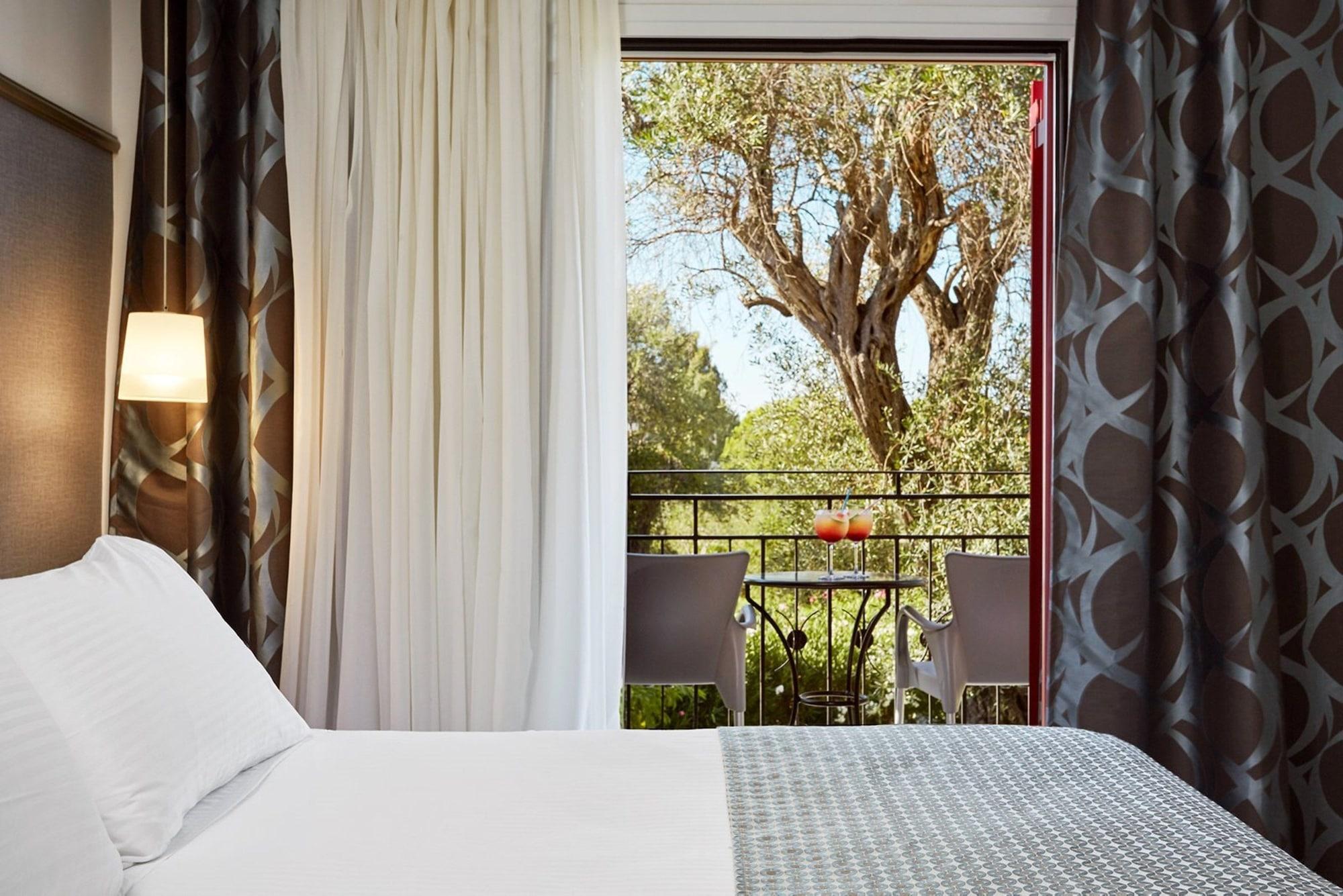 Sentido Apollo Palace Mesongi Exterior photo A room at the hotel