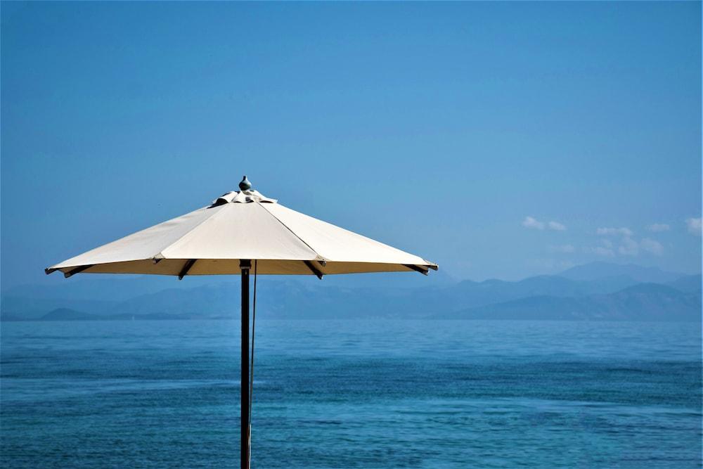 Sentido Apollo Palace Mesongi Exterior photo A beach umbrella