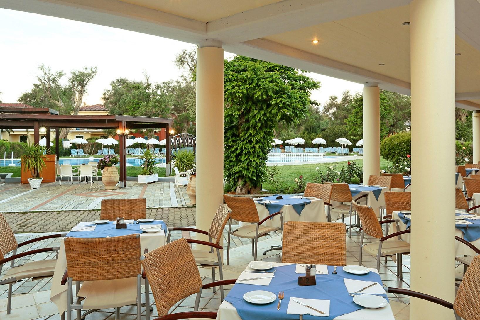 Sentido Apollo Palace Mesongi Exterior photo The poolside restaurant