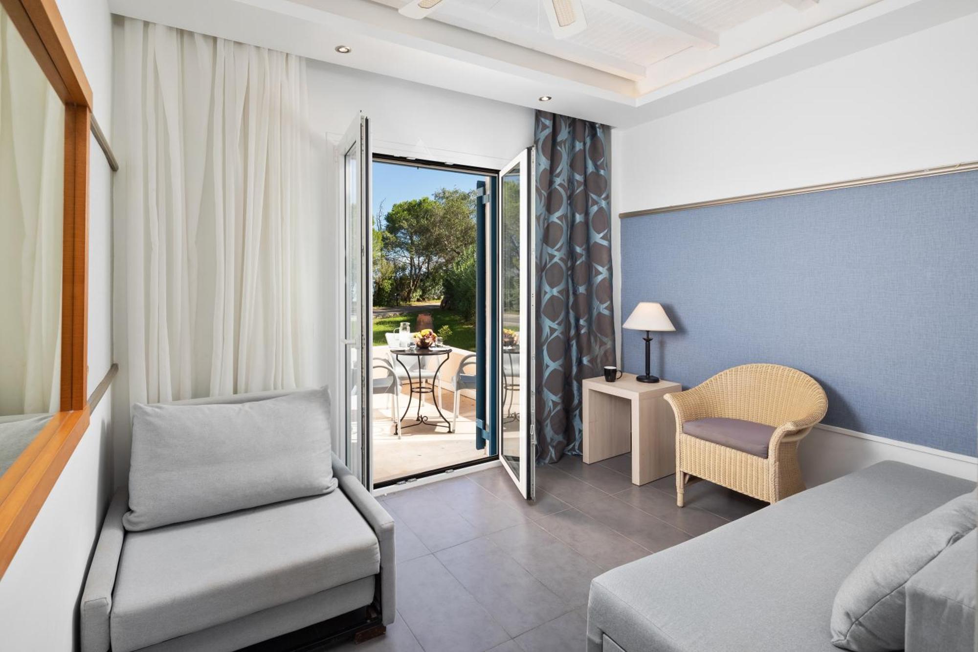 Sentido Apollo Palace Mesongi Exterior photo A room at the hotel