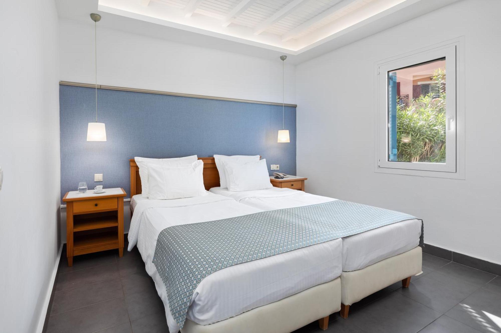Sentido Apollo Palace Mesongi Exterior photo A bedroom at the hotel