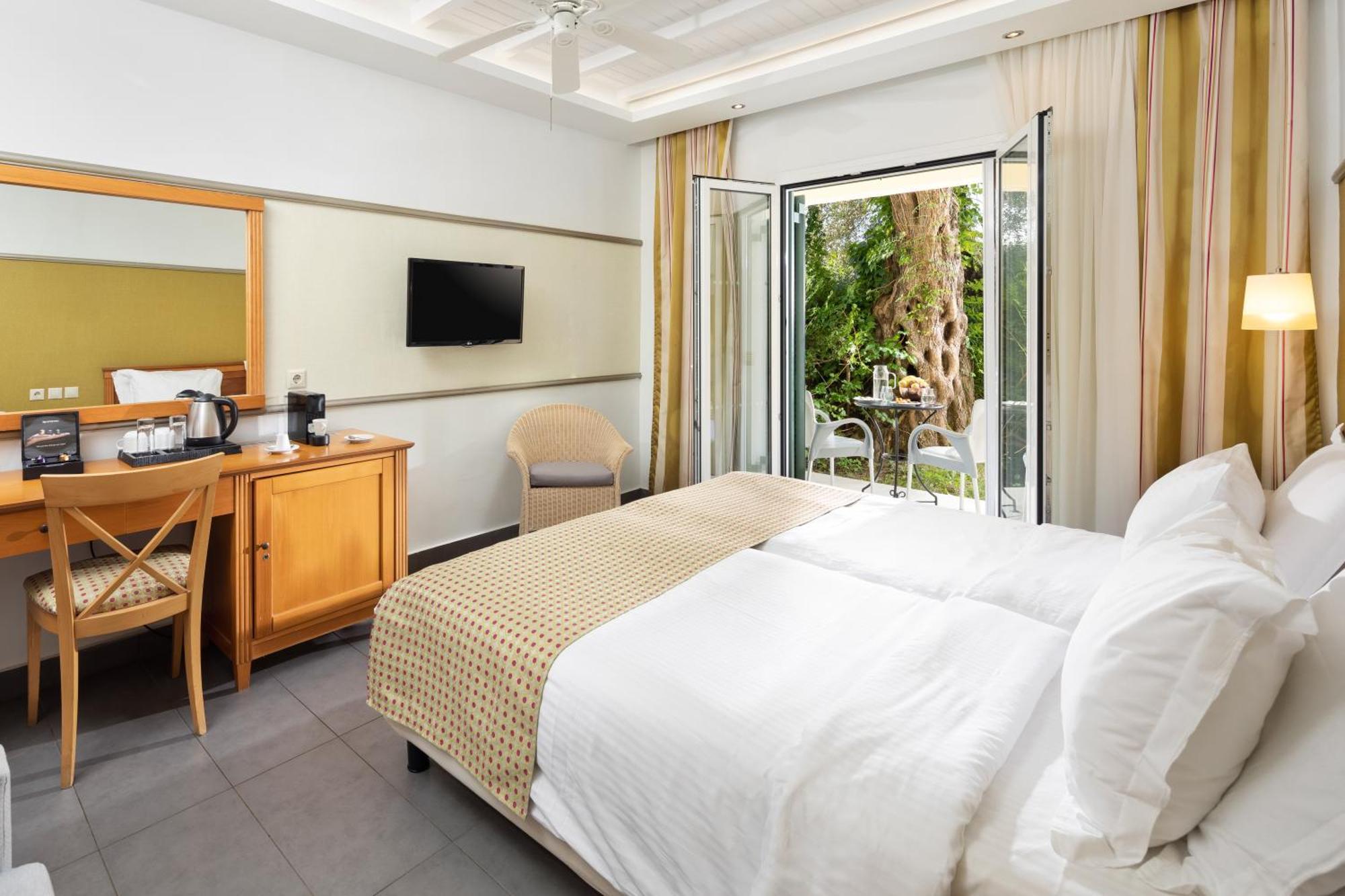Sentido Apollo Palace Mesongi Exterior photo A room at the hotel