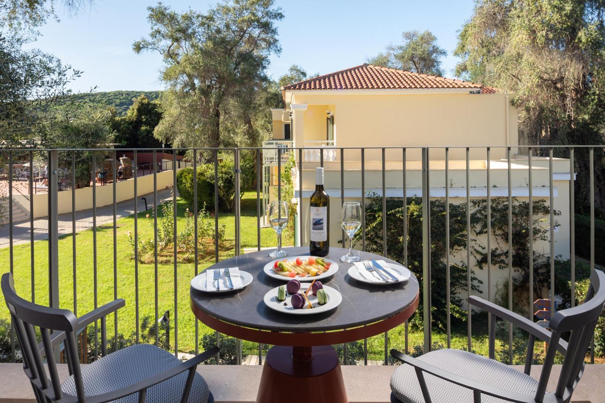 Sentido Apollo Palace Mesongi Exterior photo A typical balcony at the hotel