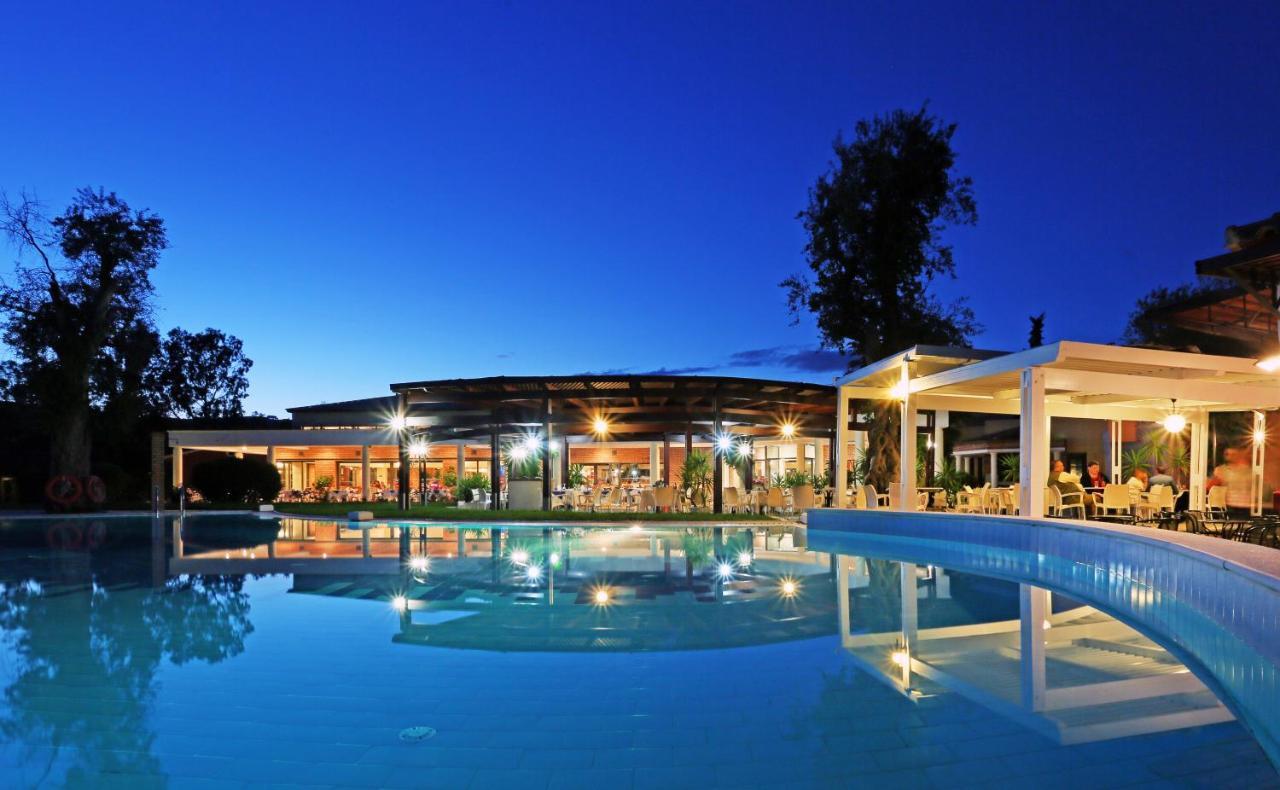 Sentido Apollo Palace Mesongi Exterior photo The resort at night